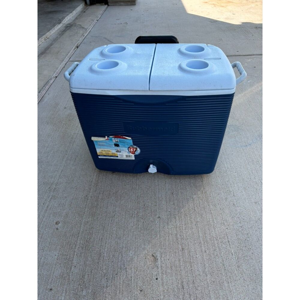 Rubbermaid Blue wheeled ice chest 45 qt